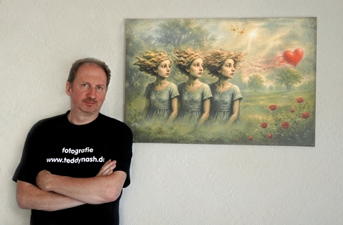 teddynash steht vor eienm Kunstbild auf Leinwand 90x60cm 