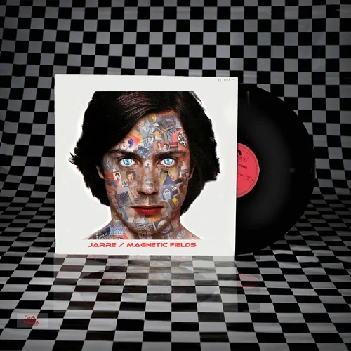 Eine Schallplatte mit dem Fan-Art-Cover „Magnetic Fields“ steht vor einem schwarz-weißen Schachbrettmuster. Das Albumcover zeigt ein Collagen-Porträt von Jean-Michel Jarre aus zahlreichen musikalischen und künstlerischen Motiven.