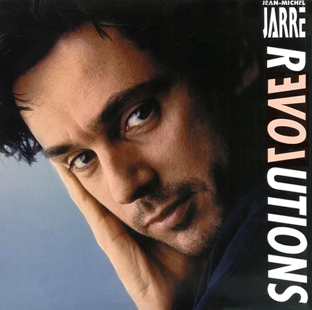 Albumcover von „R-evolutions“ von Jean-Michel Jarre. Das Porträt zeigt den Musiker in einer nachdenklichen Pose mit direktem Blick zur Kamera.