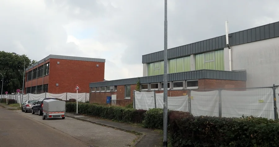 Nebenansicht der Schule wie Sporthalle und Chemiegebäude