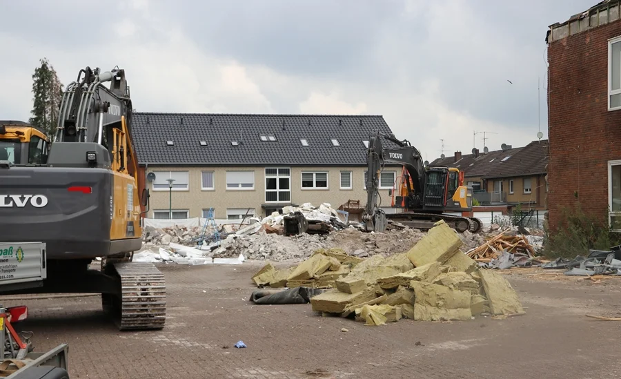 Blick auf den abgerissenen Schulhofbereich mit den Resten des Brunnens