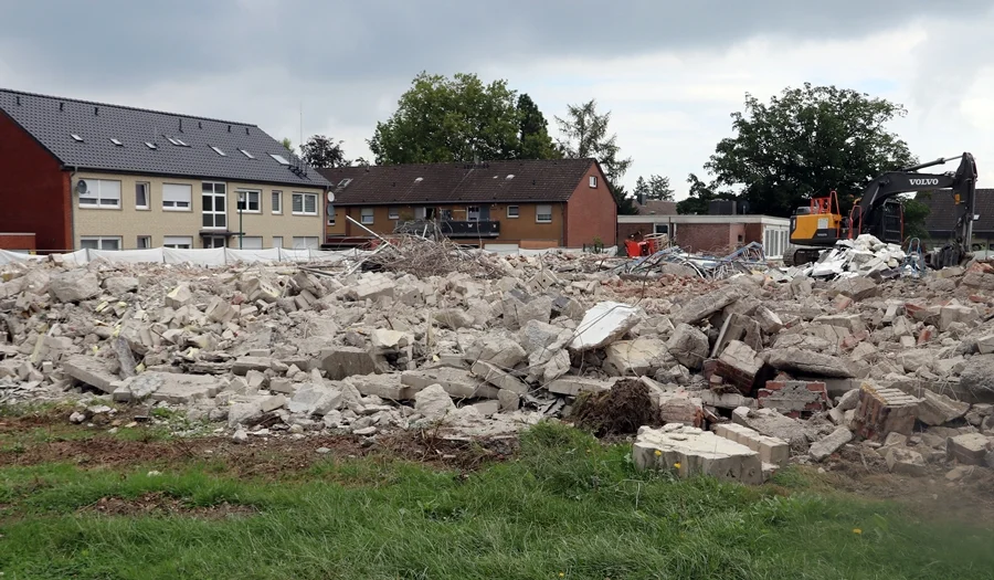 Ein Blick über die Trümmer der Schule zur Wiesenstraße