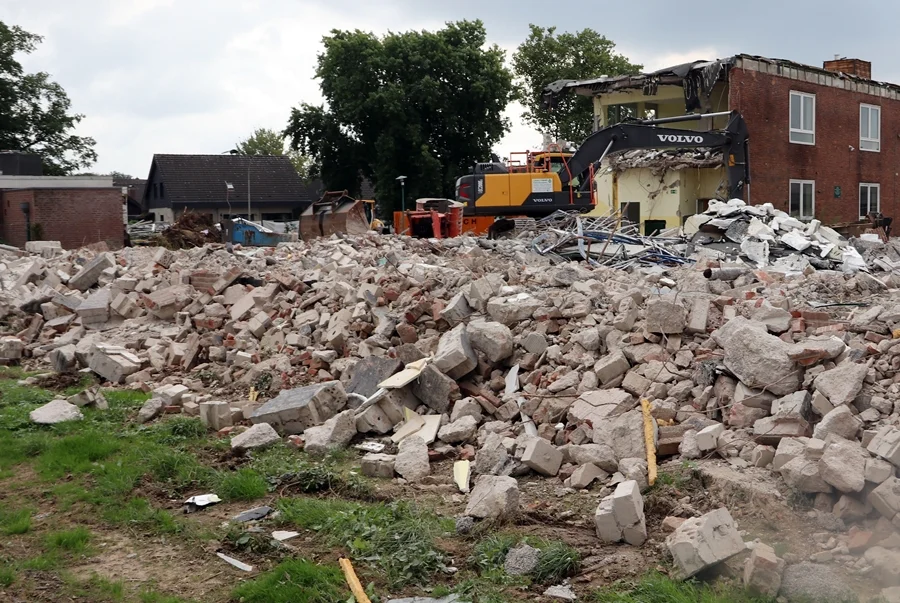 Ein riesen Berg an Betonschutt von der alten Hauptschule Weeze im September 2024