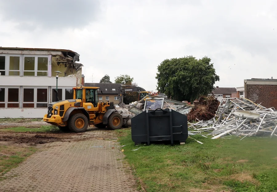Teilweise abgerissenes Hauptgebäude der Johannes-Hauptschule Weeze