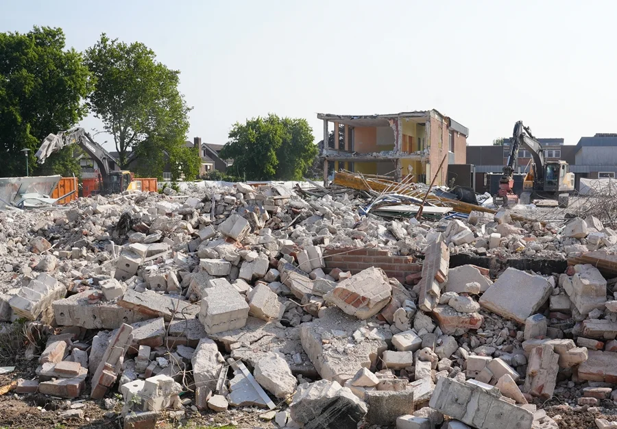 Betonschutt über den ganzen Schulhof von Weeze verteilt