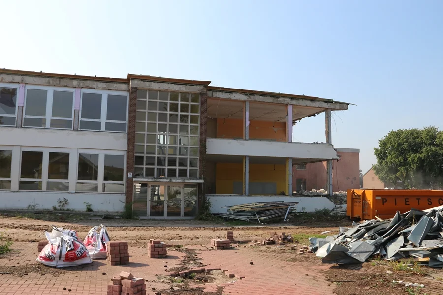 Beginnende Abrissarbeiten am Hauptgebäude der Johannes-Hauptschule Weeze