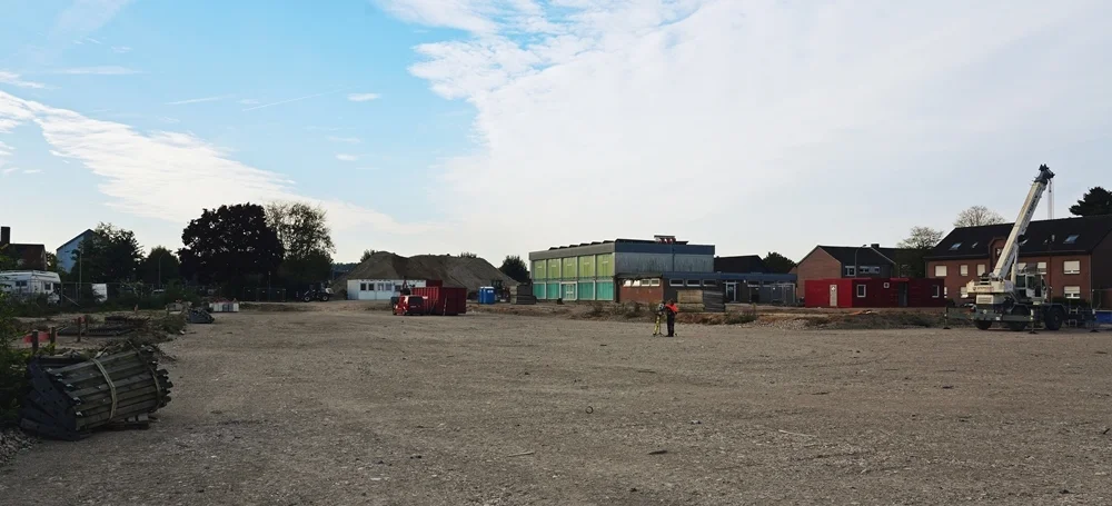 Auf der großen freien Fläche der ehemaligen Hauptschule in Weeze beginnen langsam die Vorbereitungen für den Aufbau der neuen Petrus-Canisius-Grundschule.