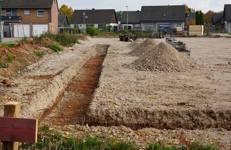 Ein langer Graben markiert die ersten Erdarbeiten für den Neubau der Petrus-Canisius-Grundschule in Weeze.