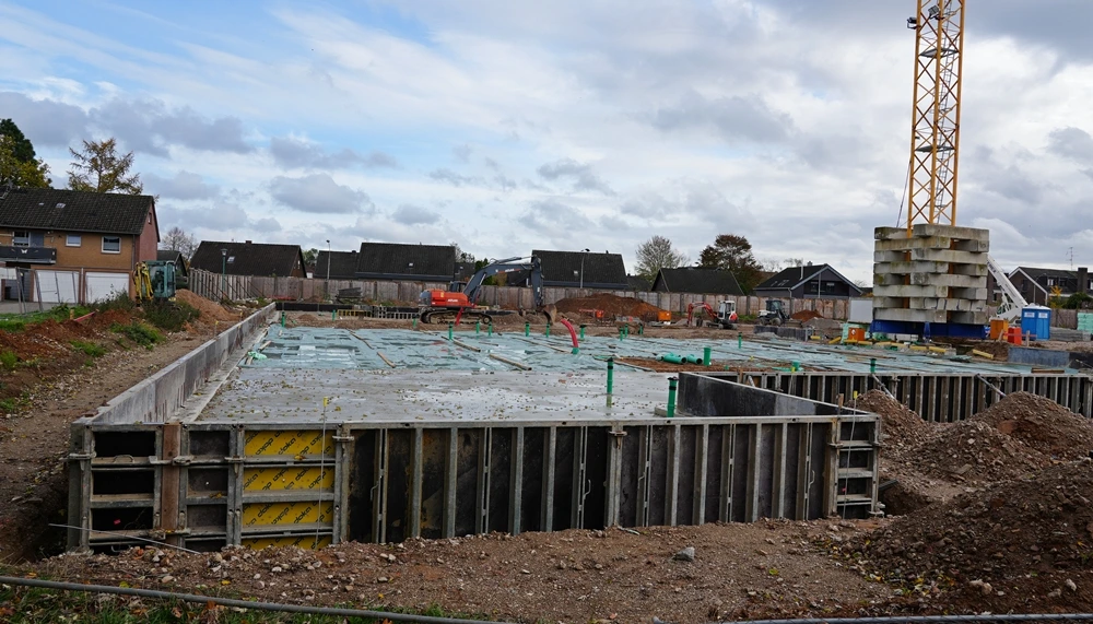 Blick auf die ersten Bodenplatten und Fundamente des Neubaus der Petrus-Canisius-Grundschule in Weeze.