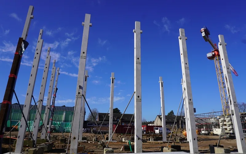 Die ersten hohen Betonstützen der neuen Petrus-Canisius-Grundschule in Weeze stehen bereits auf der Baustelle.