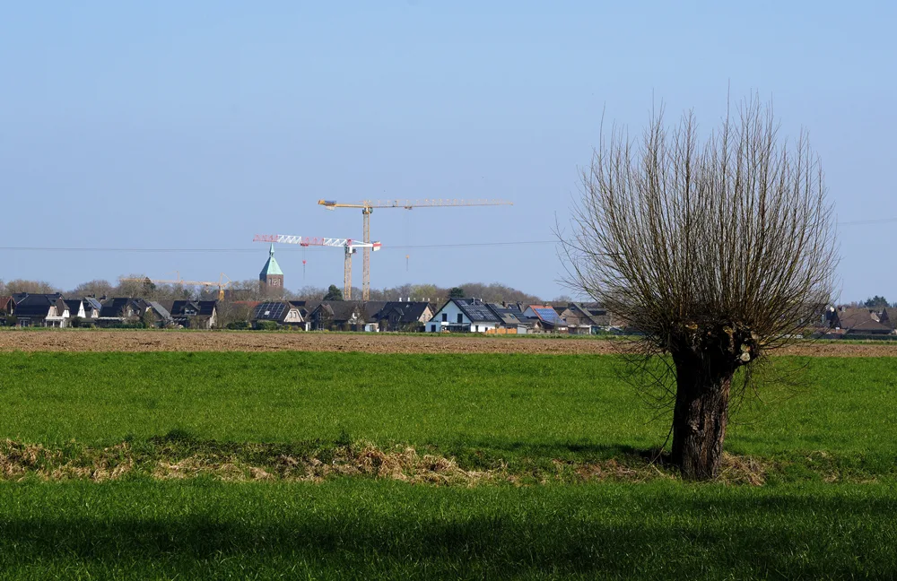 Blick von Weitem auf Weeze von Siebengewald kommend