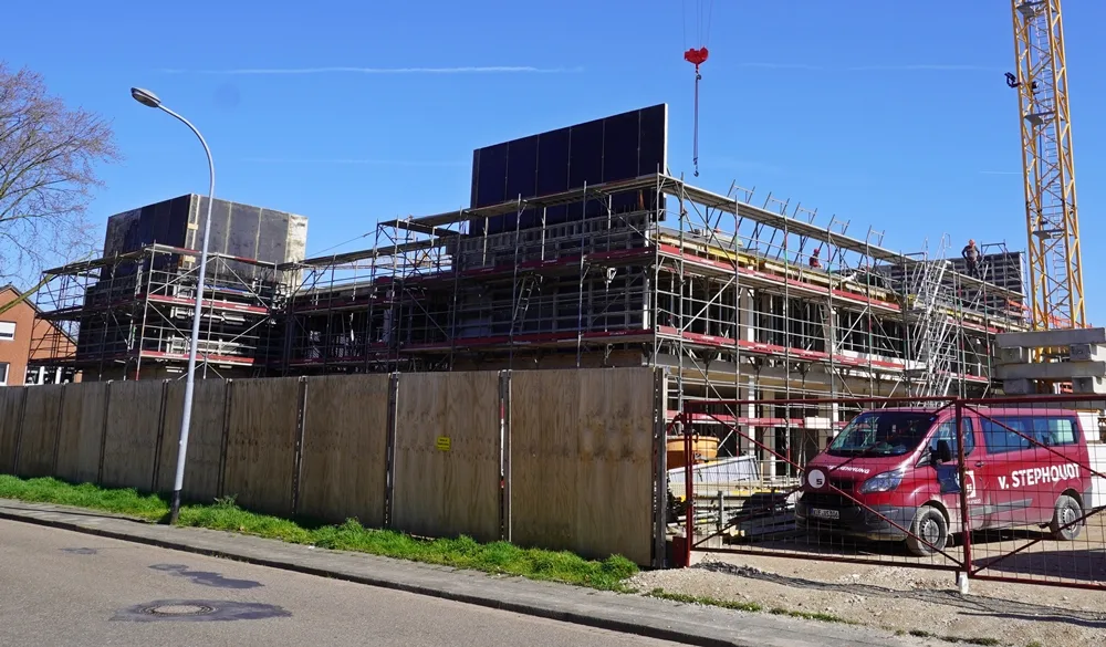 Die neue Petrus-Canisius-Grundschule in Weeze wächst weiter. Der Rohbau ist bereits von Gerüsten umgeben und erreicht eine neue Bauphase.