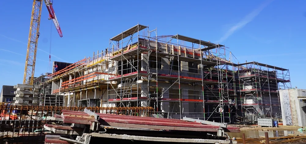 Die neue Petrus-Canisius-Grundschule in Weeze nimmt immer mehr Form an. Der große Rohbau ist bereits vollständig von Gerüsten umgeben.