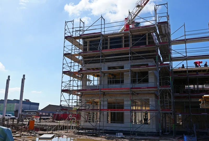Der Rohbau der neuen Petrus-Canisius-Grundschule in Weeze erreicht bereits drei Etagen. Das Gebäude ist von einem großen Baugerüst umgeben.