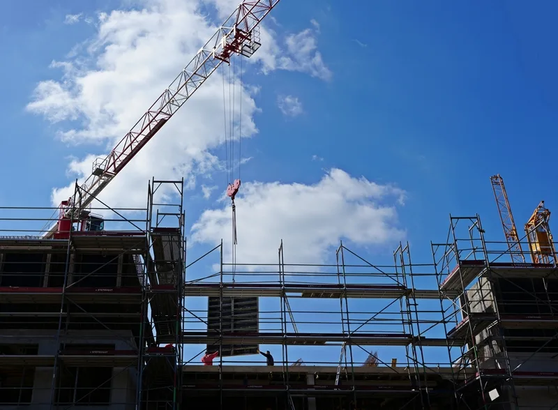 Zwischen den Baugerüsten der neuen Petrus-Canisius-Grundschule in Weeze wird ein weiteres Wandelement vorbereitet.
