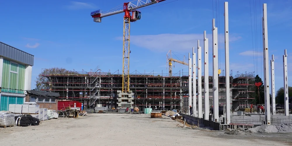 Panoramablick auf den Neubau der Petrus-Canisius-Grundschule in Weeze mit Kränen, Gerüsten und neuen Gebäudeteilen
