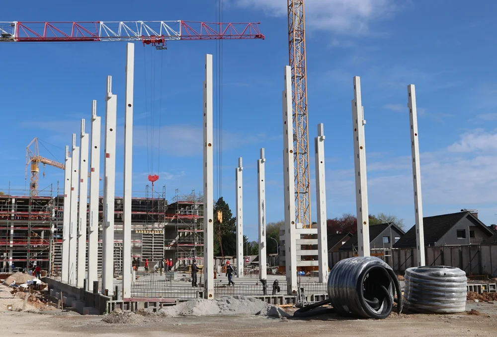 Die neue Schulmensa in Weeze wächst: Hohe Betonstützen und Kräne prägen den Rohbau