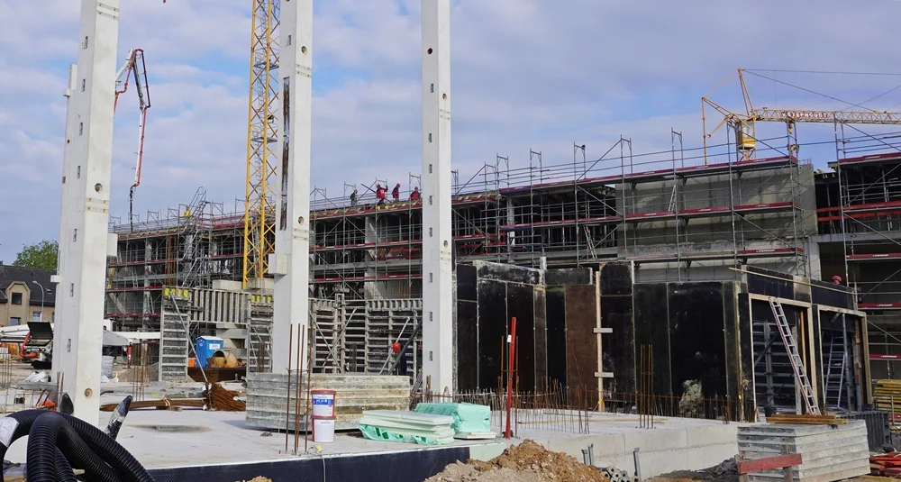 Die ersten Wände der neuen Schulmensa entstehen auf der Baustelle in Weeze