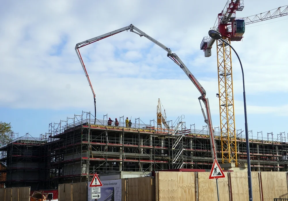 Betonarbeiten auf der neuen Petrus-Canisius-Grundschule in Weeze – eine große Betonpumpe versorgt den Rohbau