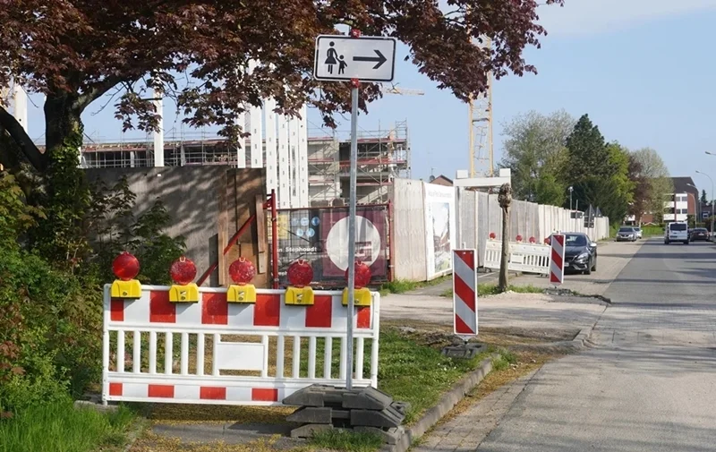 Die Ausfahrt der Baustelle der neuen Petrus-Canisius Grundschule in Weeze mit Blick auf den wachsenden Neubau