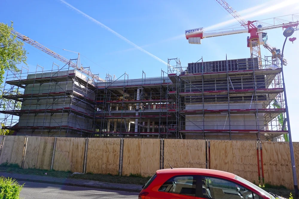 Der Neubau der Petrus-Canisius Grundschule in Weeze wächst sichtbar – Gerüste und Kräne prägen den neuen Bauabschnitt