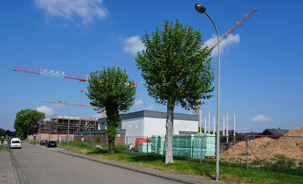 Blick auf die neue Petrus-Canisius Grundschule in Weeze – der Schulneubau wächst sichtbar zwischen Kränen und Frühlingsgrün