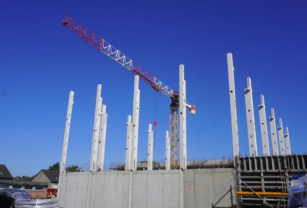 Die neue Schulmensa in Weeze wächst sichtbar in die Höhe – Betonstützen und Baukran prägen den Rohbau