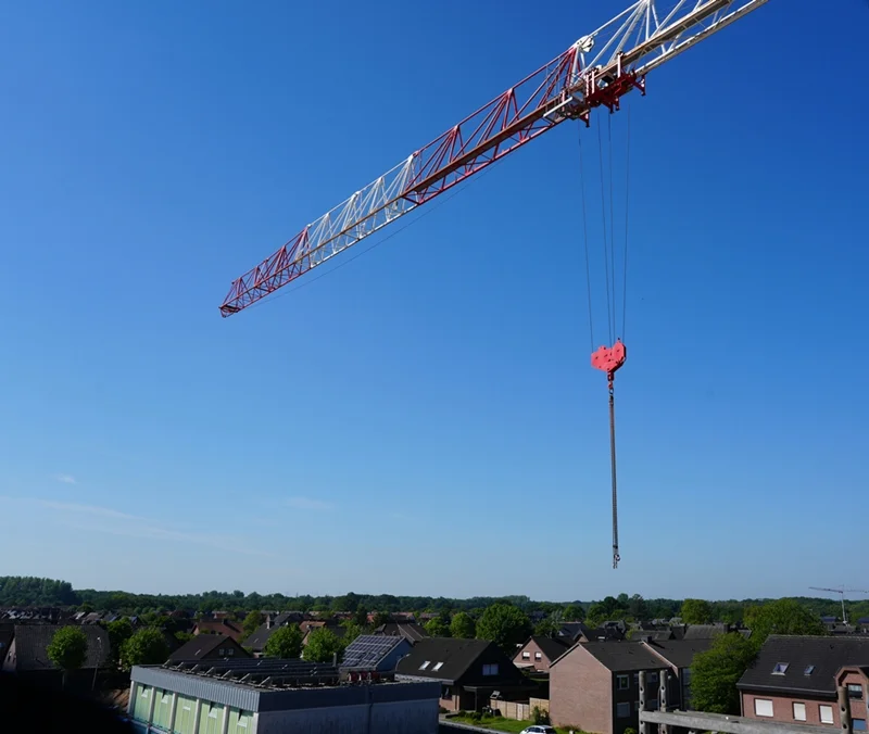 Hoch über Weeze ragt der Baukran der neuen Petrus-Canisius Grundschule in den blauen Himmel