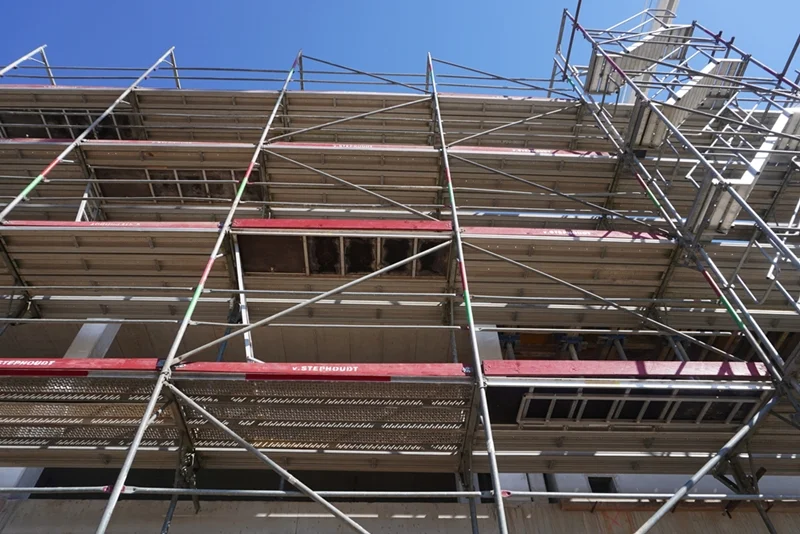 Blick nach oben: Das Gerüst des Neubaus der Petrus-Canisius Grundschule in Weeze reicht inzwischen über mehrere Stockwerke