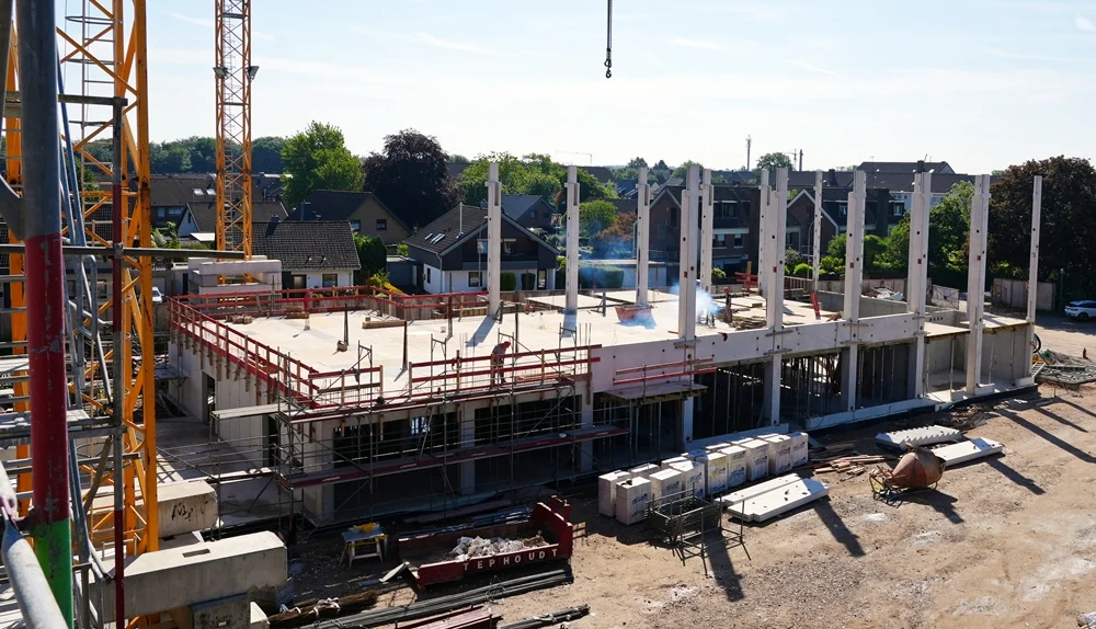 Blick von oben auf die neue Schulmensa und Sporthalle in Weeze – der Rohbau nimmt immer mehr Form an