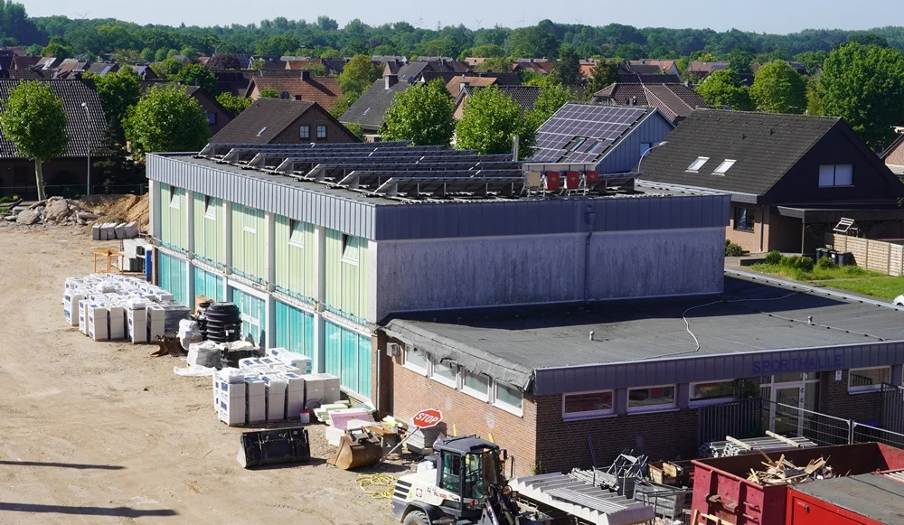 Blick von oben auf die alte Sporthalle der Johannes-Hauptschule in Weeze während ringsum der Neubau entsteht