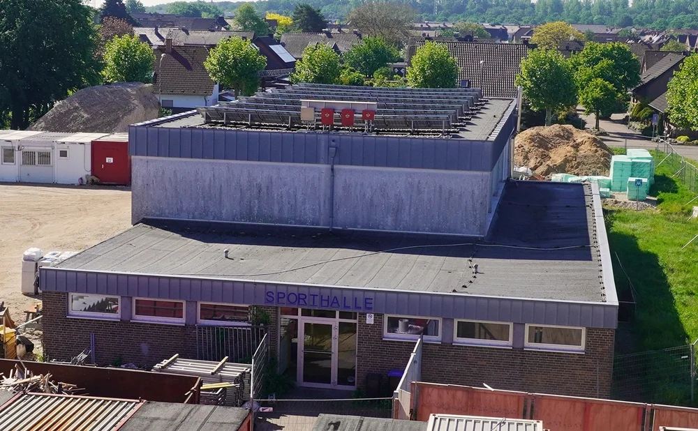 Frontaler Blick auf die alte Sporthalle der Johannes-Hauptschule in Weeze – ein vertrauter Anblick vor dem großen Wandel