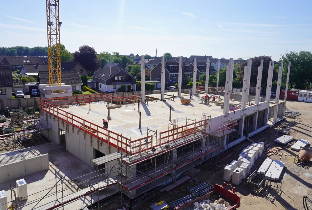 Blick von oben auf den Rohbau der neuen Sporthalle in Weeze – die markanten Betonstützen stehen bereits
