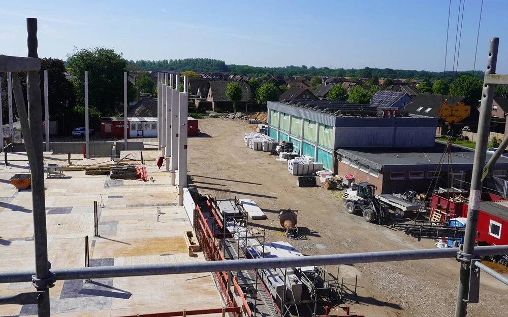 Blick über das Schulgelände in Weeze – links wächst der Neubau der Sporthalle, rechts steht noch die alte Sporthalle