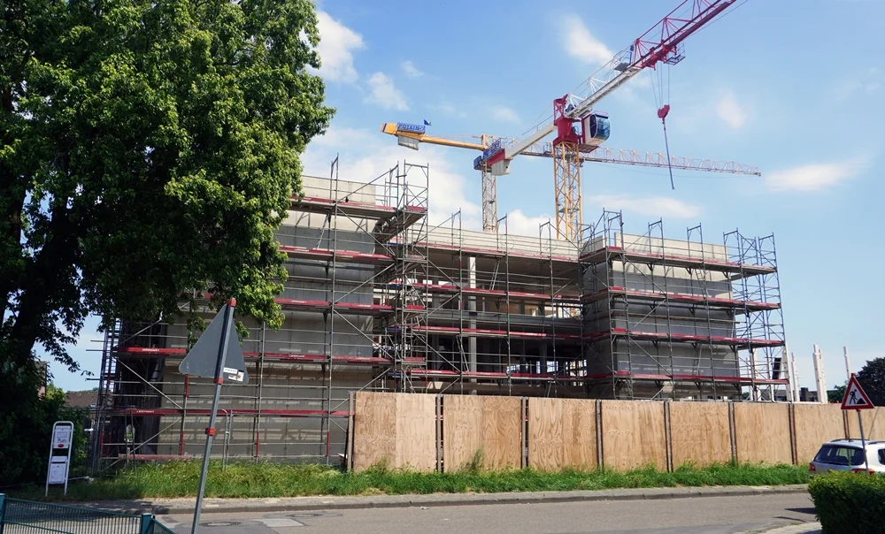 Der Rohbau der neuen Petrus-Canisius Grundschule in Weeze wächst weiter – Kräne und Gerüste prägen den Baufortschritt