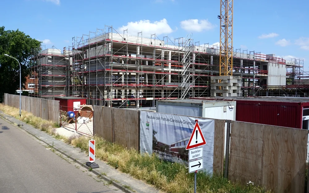 Blick auf den Rohbau der neuen Grundschule in Weeze von der Straßenseite im Juli 2026.