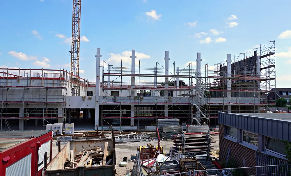 Rohbau der neuen Grundschule in Weeze mit sichtbarem Mensabereich und Betonstützen im Juli 2026.