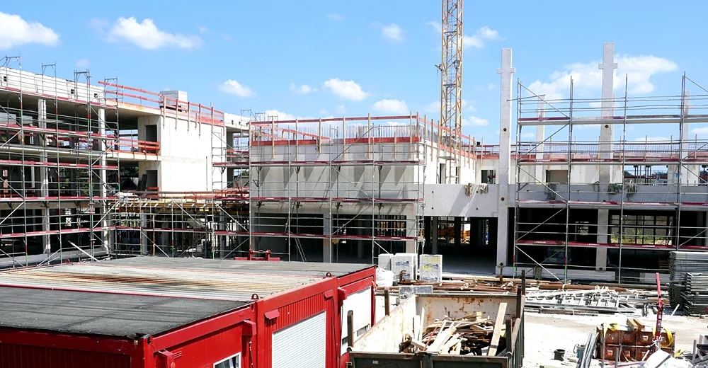 Rohbau des Nebenbaus der neuen Mensa an der Grundschule in Weeze im Juli 2026.