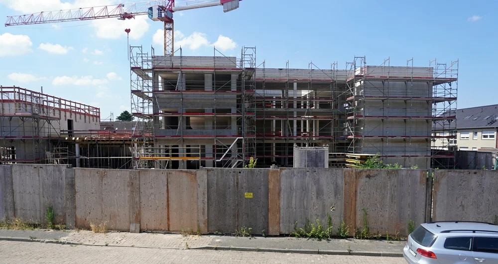 Straßenansicht des Rohbaus der neuen Grundschule in Weeze an der Bodelschwinghstraße im Juli 2026.