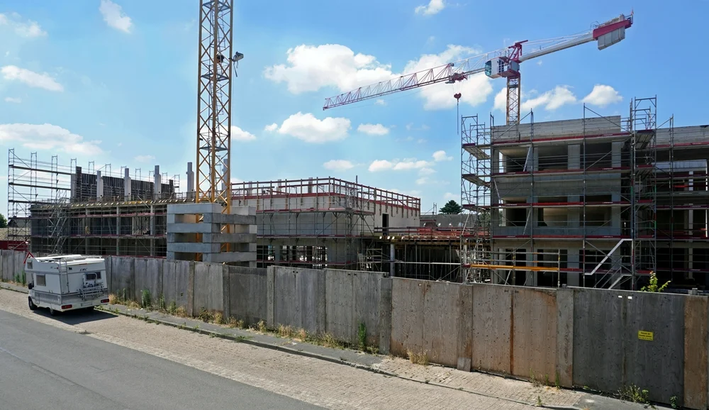 Panorama der Baustelle der neuen Grundschule in Weeze an der Bodelschwinghstraße im Juli 2026.