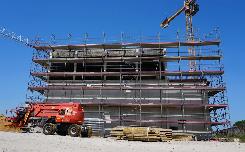 Rohbau der neuen Mensa an der Grundschule in Weeze mit Baugerüst Mitte Juli 2026