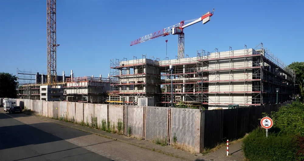 Panorama der Baustelle der neuen Grundschule in Weeze an der Bodelschwinghstraße im Juli 2026.