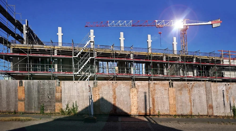Seitenansicht im Sonnenlicht des Rohbaus im Juli 2026