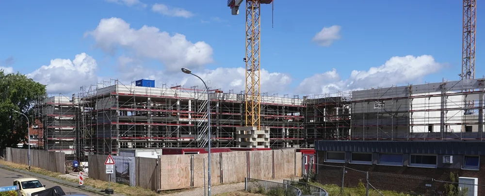 Baufortschritt der neuen Gebäude in Weeze mit Gerüsten und zwei Baukränen am 22. August 2026