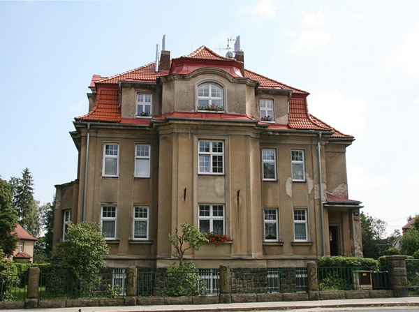 Das originale Haus in Liberec, fotografiert von teddynash im Jahr 2008 auf dem Rückweg vom Zoo.